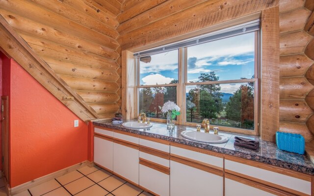 FlagRanch - 4 Br cabin by RedAwning