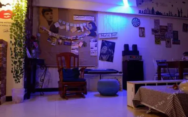 Jimi's Flower Youth Hostel