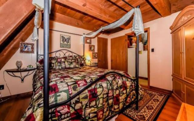 Honeybear Haven - 2 Br home by RedAwning