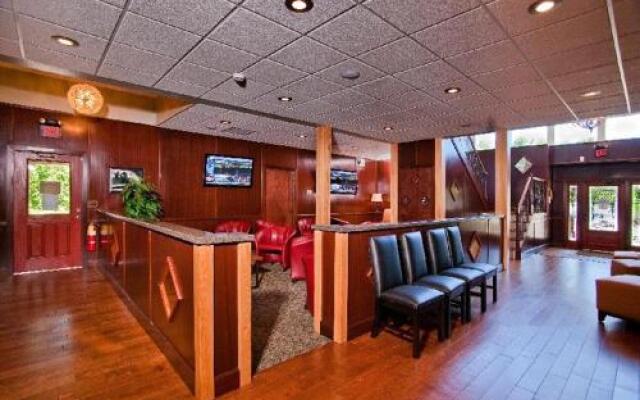 Four Seasons - 2 Br home by RedAwning