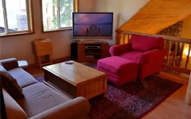 Tata Lane Chalet by RedAwning