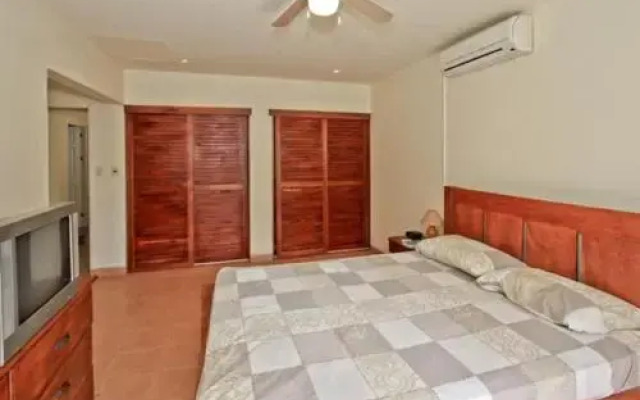 Private townhome 2 blocks from the beach and restaurants
