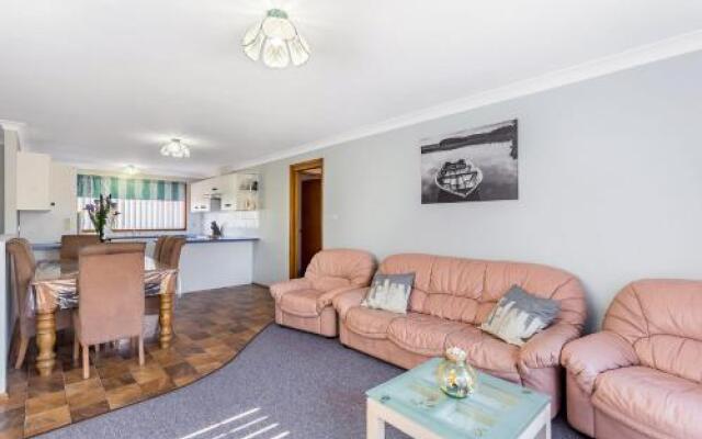 Gretel Close 1/6 - Nelson Bay