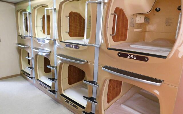 Sauna & Capsule Hotel Greenland Nakasu - Caters to Men