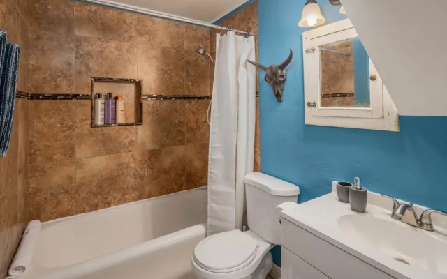Cute 2BR Home off RoRo by WanderJaunt