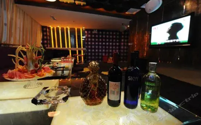 Yuexiang Hotel (Qingdao Xuzhou Road)