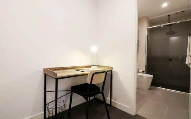 Queen of Northcote Views - Rejuvenate Stays