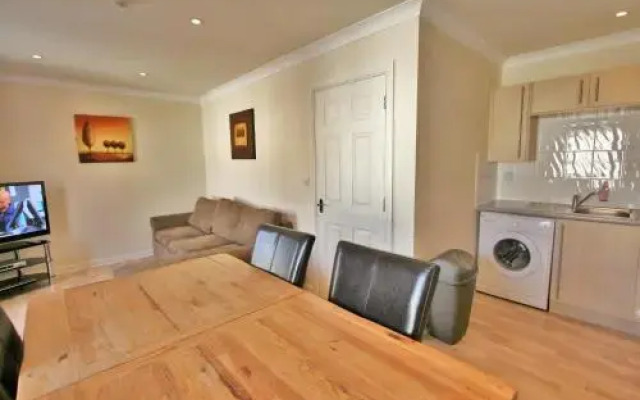 Trinity Lane - Central Cheltenham by RoomsBooked