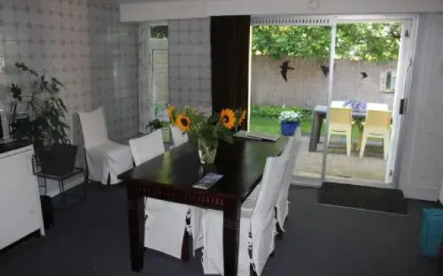 Desokkeraai - Sauna & Hottub privé appartement in schuur