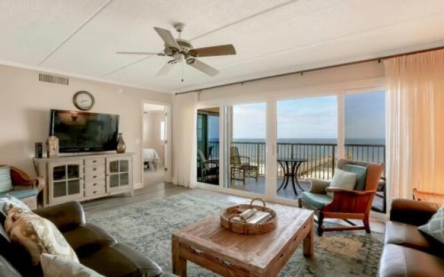 Upper Unit Condo Overlooking Both the Ocean Pier and Swimming Pool by RedAwning