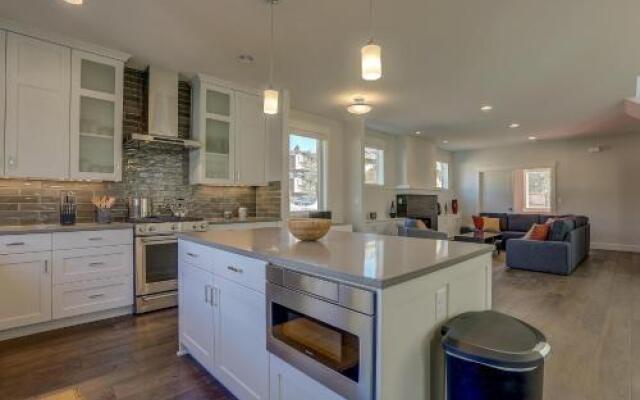 Hillside Haven 4 Bedroom Home by RedAwning