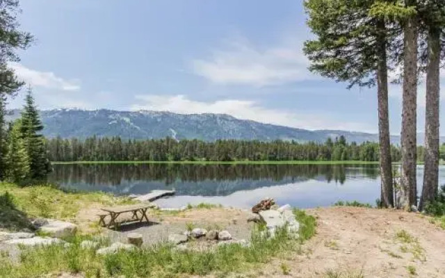 Hereford Lakehouse Custom Home 4 Br home by RedAwning