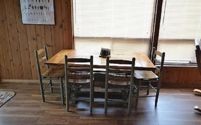 Cruthirds - 3 Br condo by RedAwning