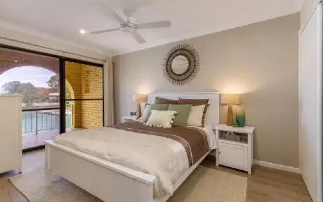 Elegant Waterfront Gem where the Ocean meets the Canal!