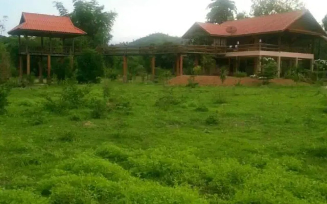 Baan Chom Duan Ruen Chom Dao