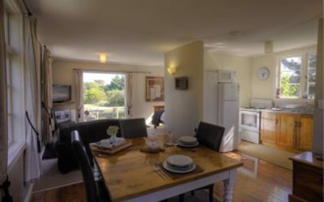 Ohariu Farm Cottage – Guest Rooms – Wellington