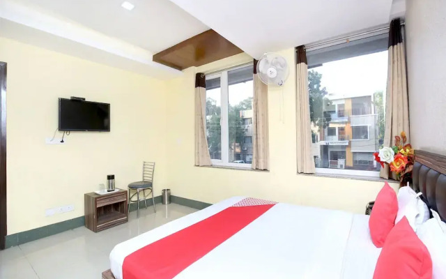 OYO 15030 Hotel ESS PEE Grand