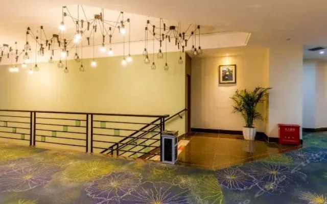 Jinlizhou Hotel (Gongbei Port Light Rail Station)