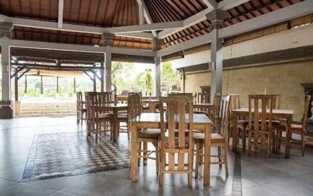 RedDoorz near Batubelig Beach