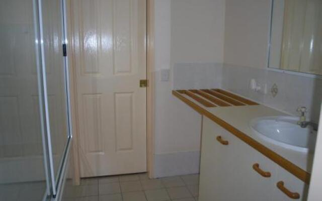 Ground floor, family unit on the canal with free WIFI!