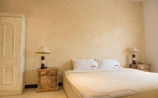 RedDoorz near Batubelig Beach