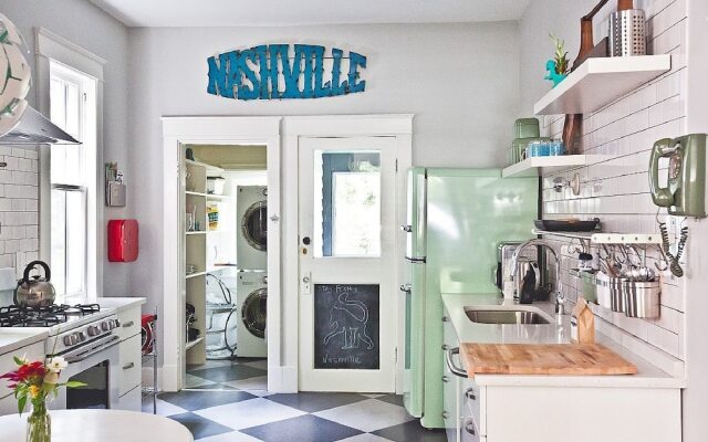 Hip Bungalow - 2 Br Home