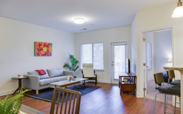 Modern 2BR with Balcony in Hip Plaza Midwood
