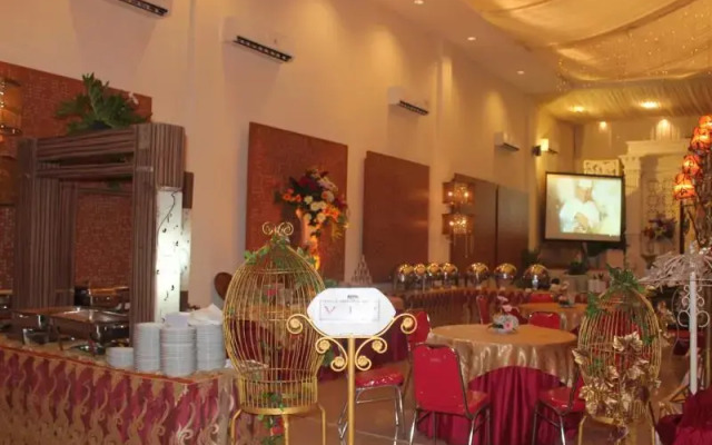 De Resort Hotel and Convention