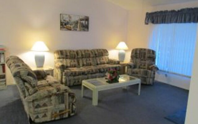 Christine's Villa - 3 Br villa by RedAwning