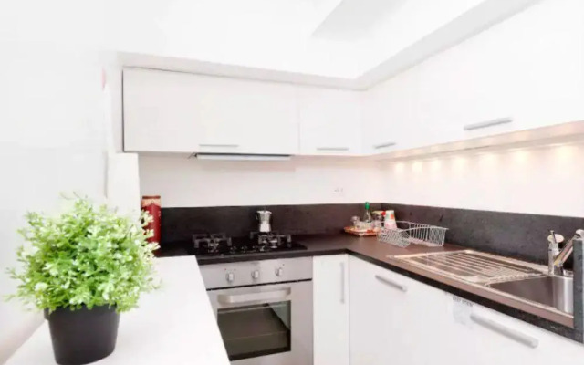 Sunny Flat in Elegant Building Close to Colosseum