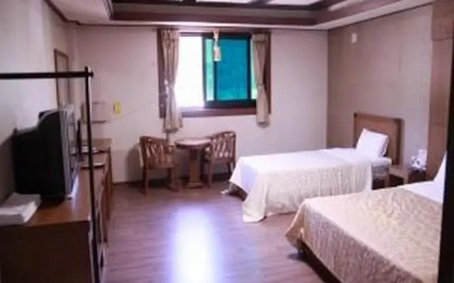 Goodstay Moon Hotel