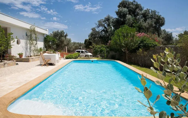 Important Group Villa Daisy