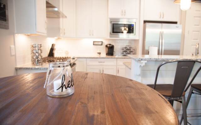 New Nations Home 5 Miles to Downtown