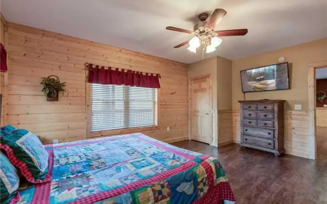 Hickory Hollow Lodge - Eight Bedroom Cabin