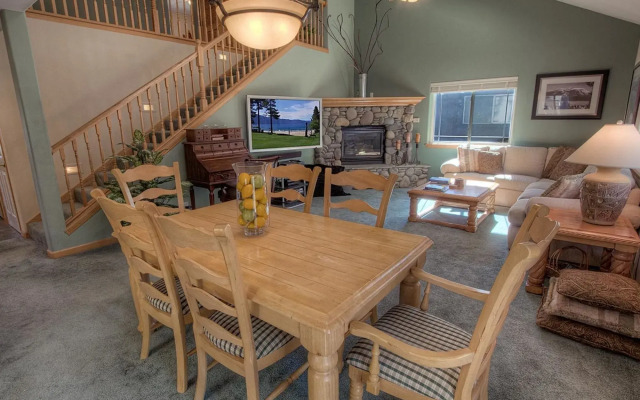 4 BR Home with Perfect Access to Activities by RedAwning