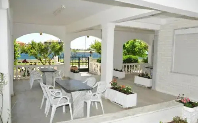 Dionisos Apartments