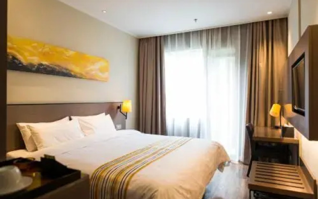 Home Inn Plus Shanghai Pudong Airport Chuangsha Metro Station