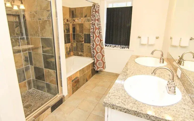 Pacific Way - 3 Br home by RedAwning
