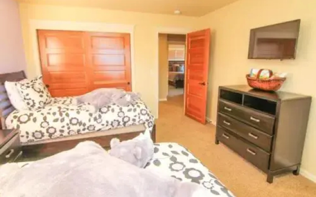 Beach Pine - 4 Br home by RedAwning