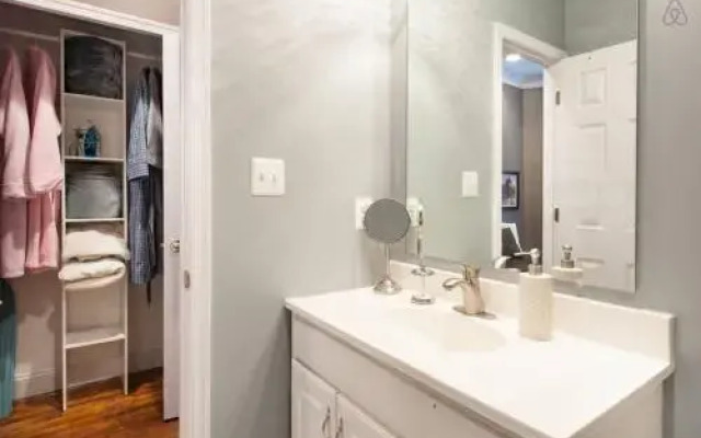 Modernized DC Rowhome in city-center