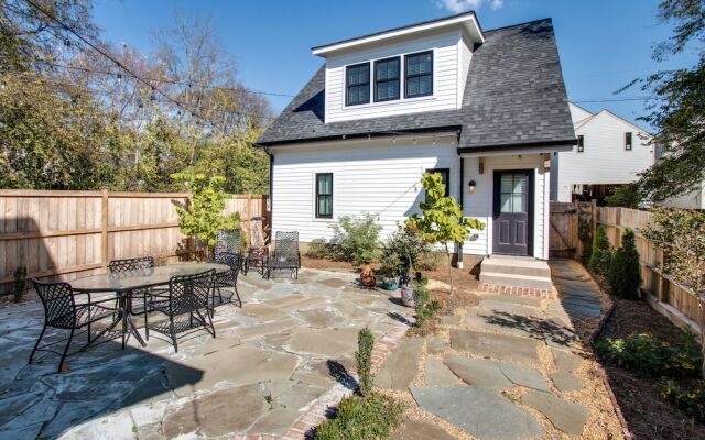 Walk-Friendly Germantown Guest House by RedAwning