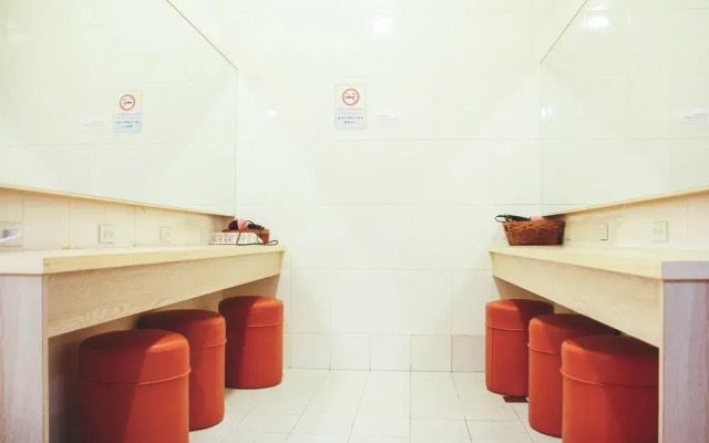 Hive House Capsule Inn 台北丰潮屋膠囊旅館