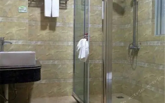 Lianjiang Yue Guang Business Hotel