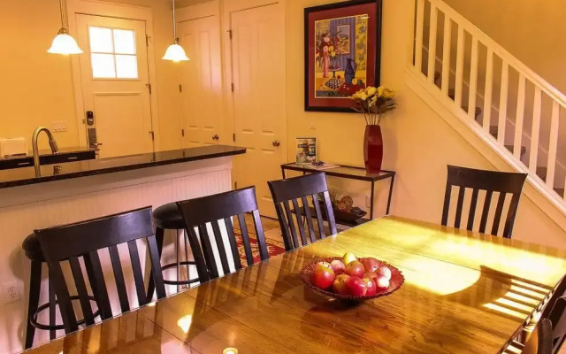 1381 Laurel Grove 3 Bedroom Home by RedAwning
