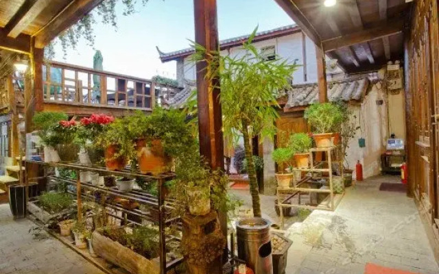 Kaohsiung Gu Jixiang Inn (Lijiang Ancient City Lion Mountain View Shop)