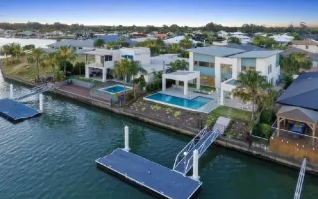 Luxury Canal Front Holiday House