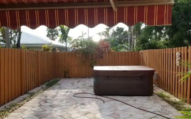 Poinciana w-Hot Tub-Walk to the beach