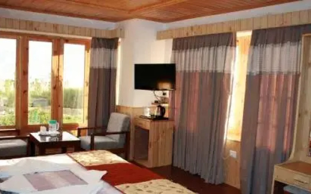 Hotel Charu Palace