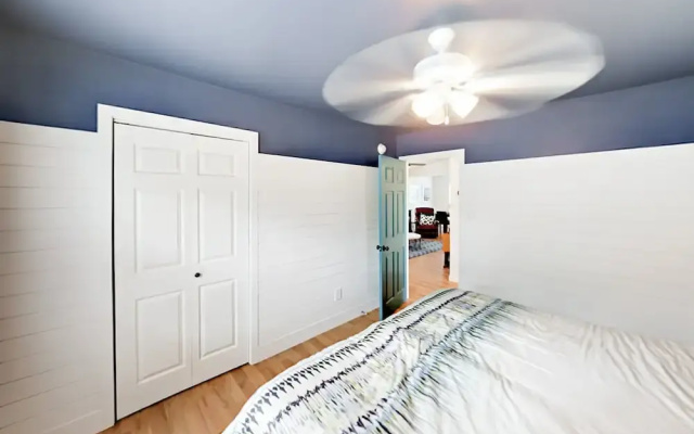 Lakefront Haven - 3 Br Home