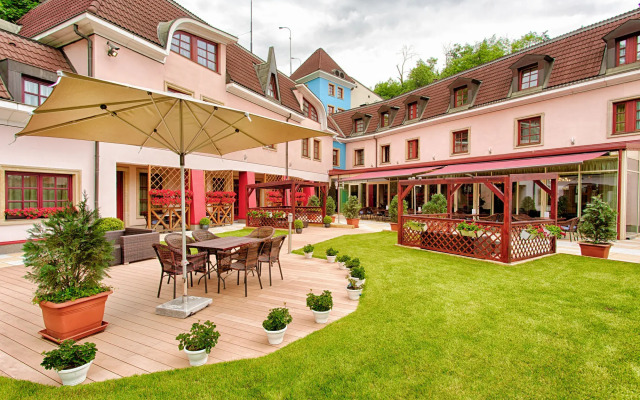 Hoffmeister Apartments